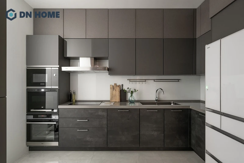 Hệ tủ bếp chữ L là lựa chọn phổ biến khi thiết kế phòng bếp chung cư 56m2 để tận dụng góc tường và tối ưu công năng