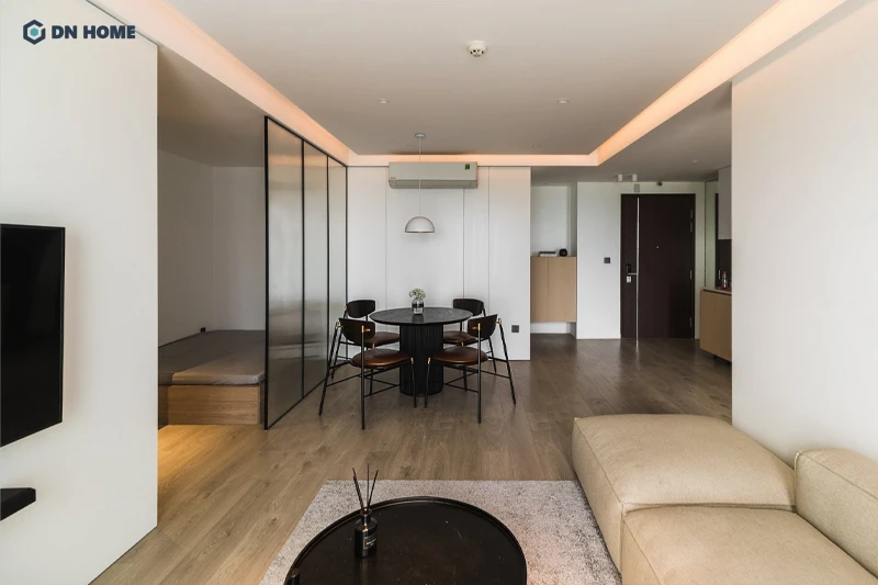 Không gian mở liên thông giữa phòng khách và bếp ăn được ứng dụng trong thiết kế chung cư tối giản