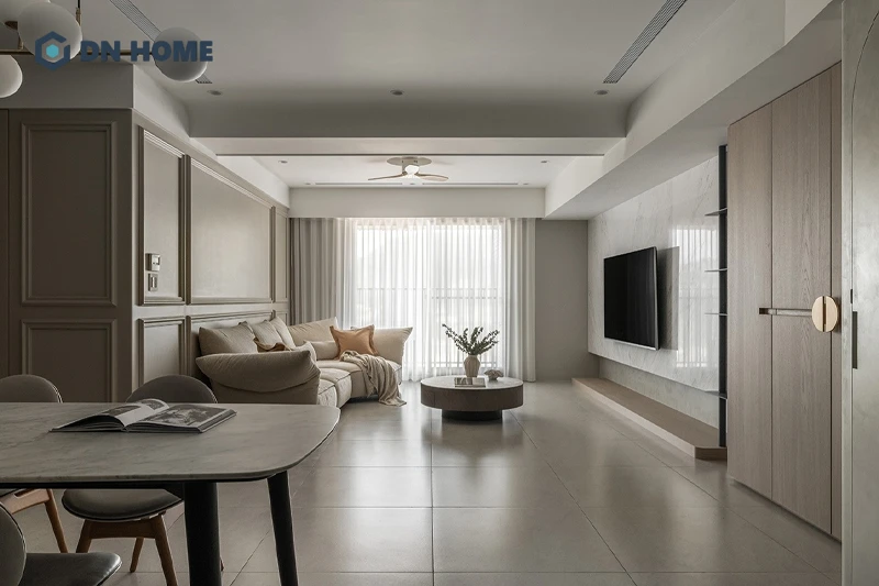 Phòng khách chung cư tối giản thường được đặt kế khu vực ban công để đón ánh sáng tự nhiên