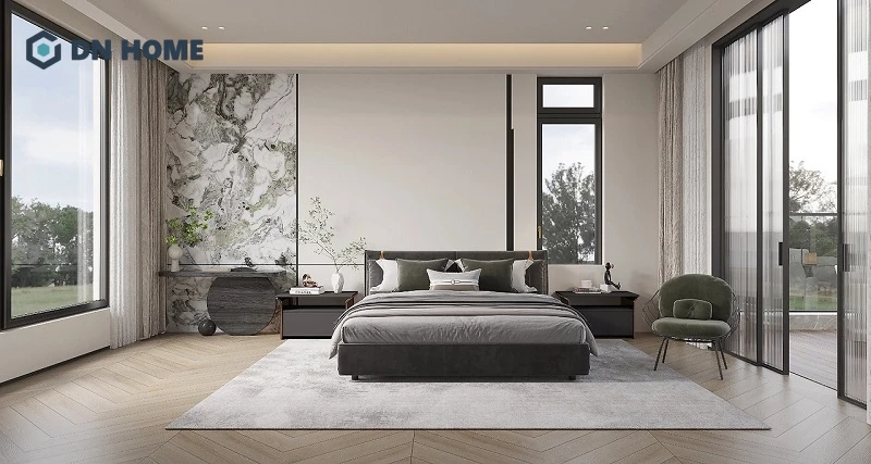 Ánh sáng tự nhiên được tận dụng tối đa từ cửa sổ lớn, kết hợp đèn ngủ vàng ấm tạo nên chiều sâu cho không gian nghỉ ngơi