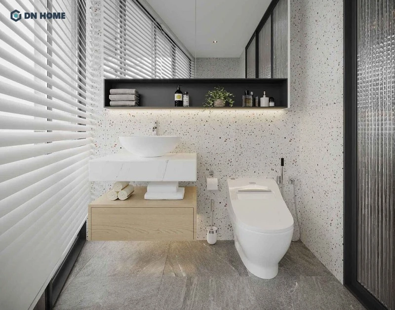 Với phòng tắm nhỏ 2m2, gia chủ nên thiết kế thêm cửa sổ hoặc lắp đặt quạt thông gió để không khí luôn được lưu thông