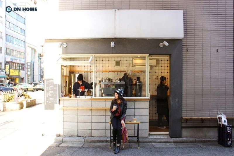 Có thể bố trí thêm bàn ghế đơn giản trước quán cafe nhỏ take away để phục vụ khách ngồi lại