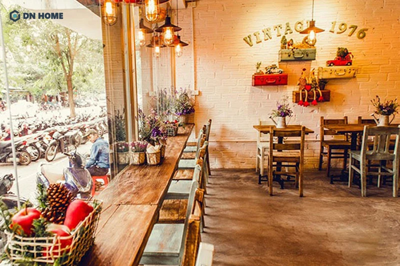 Chất liệu gỗ và những gam màu trầm ấm được sử dụng phổ biến trong quán trà sữa vintage