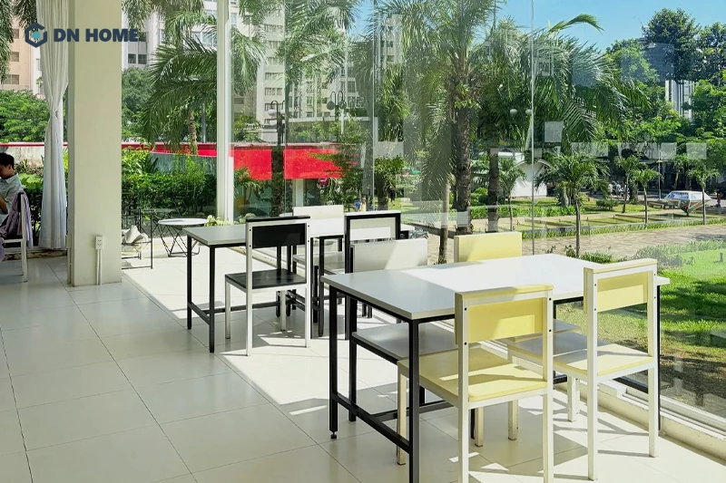 Forest Coffee sở hữu tầm nhìn ra bên ngoài hoa viên xanh mát