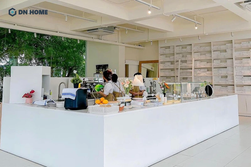 Khu vực quầy order - pha chế thường được trang trí theo mùa để làm điểm nhấn