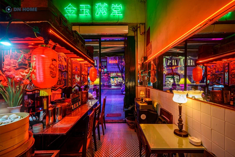 Ánh đèn neon rực rỡ sắc màu là không thể thiếu trong quán trà sữa Hong Kong