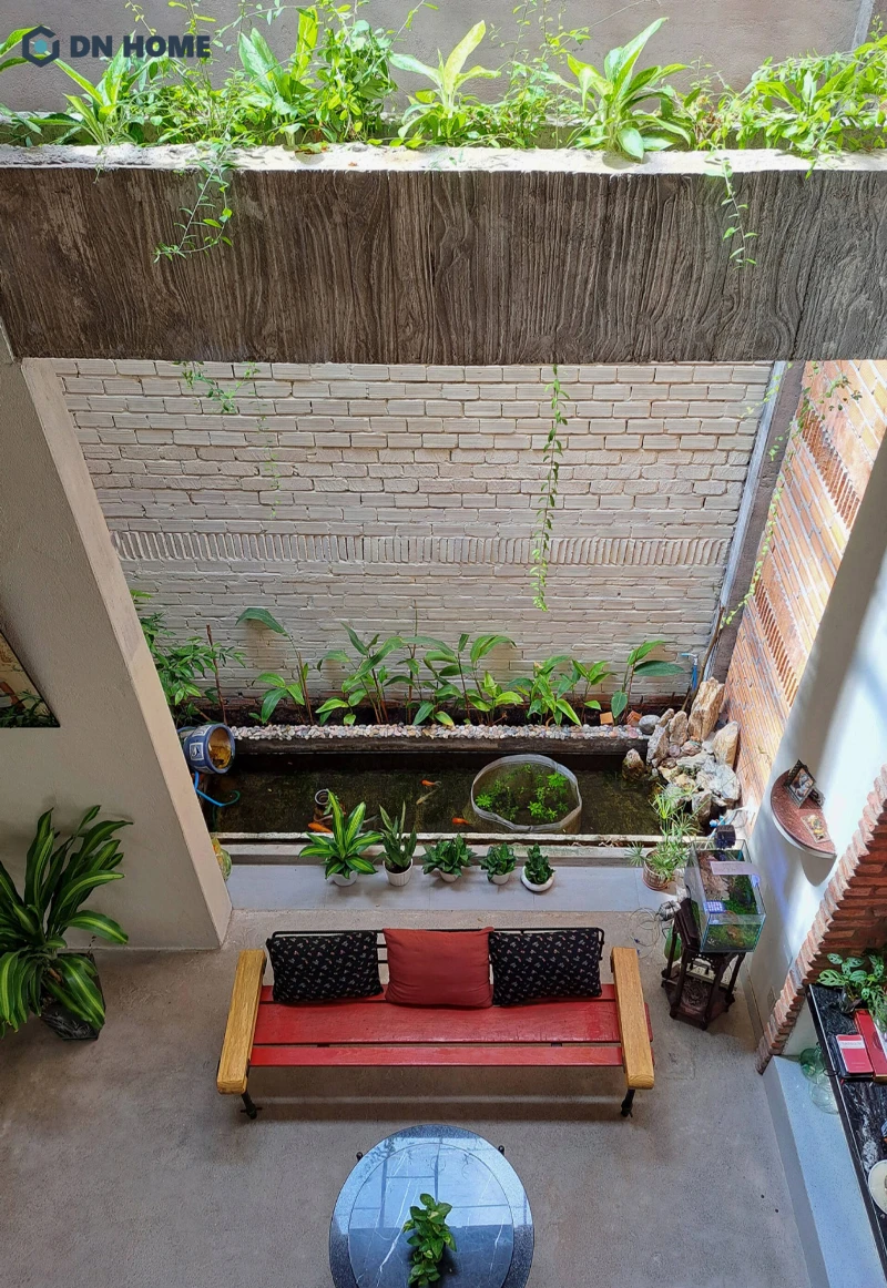 Giếng trời phía sau sân nhà ống còn là điểm nhấn thẩm mỹ