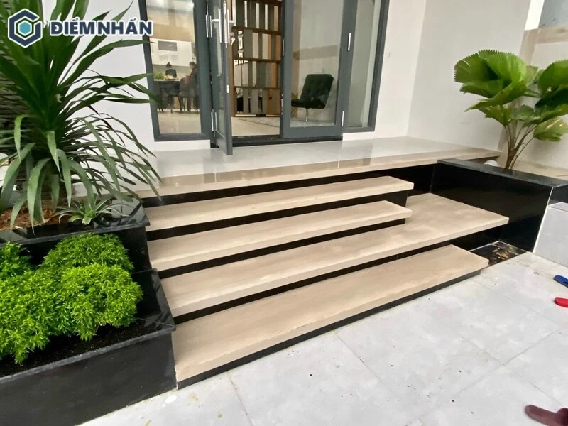 Gạch làm từ chất liệu đá tự nhiên chống thấm nước tốt và có độ cứng cao