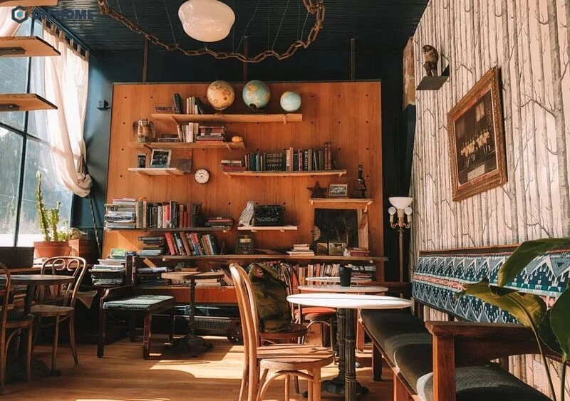 Đưa yếu tố cổ điển vào trang trí quán cafe mộc tạo nên không gian hoài cổ