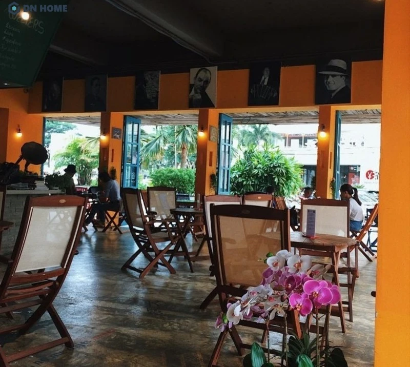 Hệ thống đèn chiếu vàng được trang trí gần lối ra vào