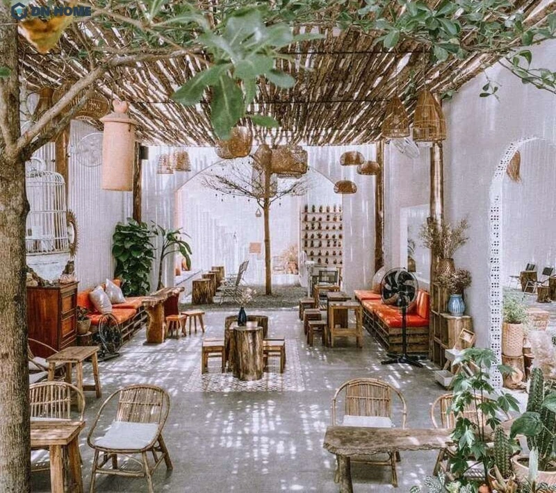 Không gian quán cafe sân vườn sử dụng vật liệu nội thất gỗ tăng thêm vẻ đẹp tinh tế