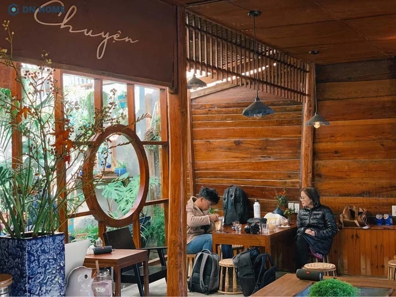 Kết hợp cửa kính lớn giúp không gian quán trở nên thoáng đãng hơn
