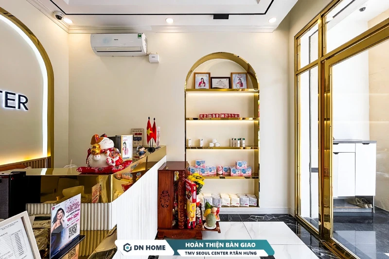 Chi tiết mạ vàng là điểm nhấn đắt giá tại sảnh lễ tân Thẩm mỹ viện Seoul Center quận 7
