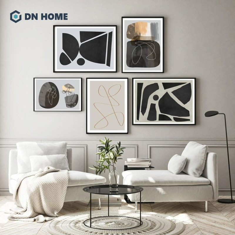 Mặc dù trong có vẻ lộn xộn nhưng các bức tranh đều được treo xung quanh 1 trục ngang chính
