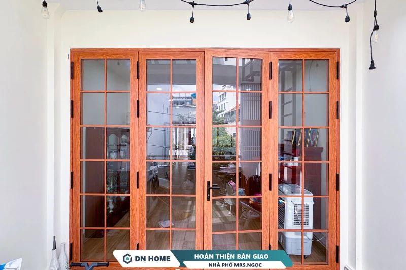 DN HOME lựa chọn chất liệu hiện đại như gỗ công nghiệp, kính cường lực phù hợp với khí hậu TP.HCM