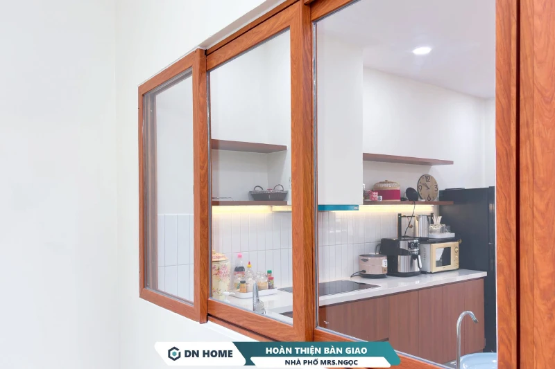 Ô cửa kính lớn lấy sáng từ giếng trời giúp tổ ấm luôn rộng thoáng, thoải mái và dễ chịu