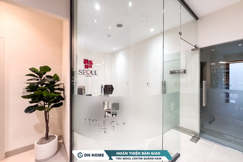 Khu vực phòng khám được thiết kế hiện tại, thể hiện sự chuyên nghiệp và đáng tin cậy