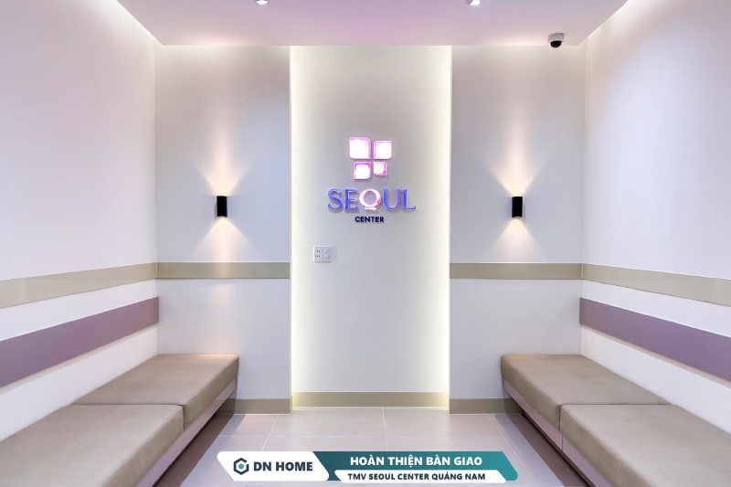 Logo Seoul Center được lồng ghép khéo léo và ấn tượng trong không gian thẩm mỹ viện