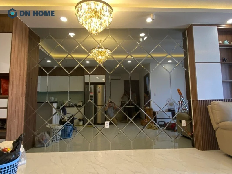Các tấm gương có thể được ghép theo dạng cắt vát nghệ thuật nhằm tăng tính thẩm mỹ cho không gian