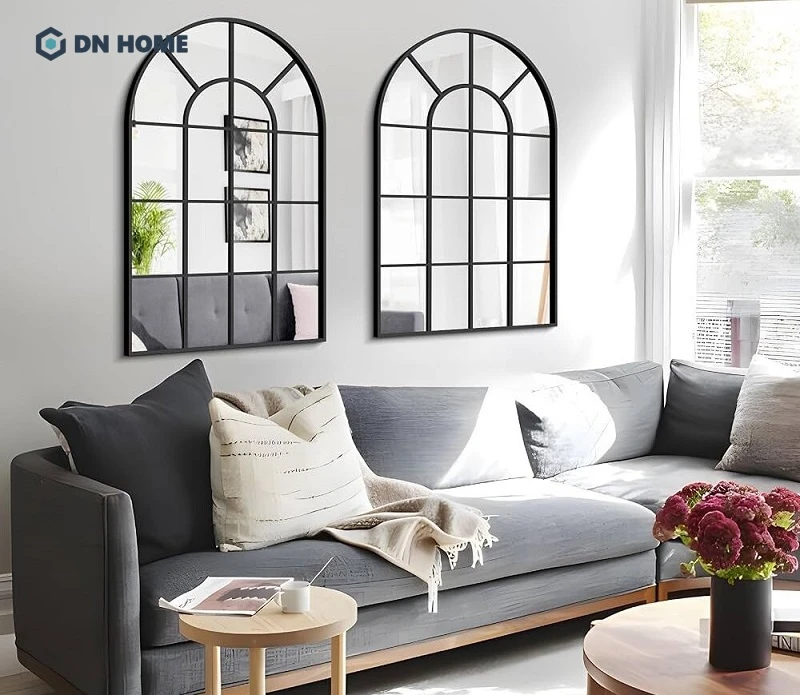 Mẫu gương decor phòng khách hình cửa sổ rất được ưa chuộng trong các không gian châu Âu hiện đại