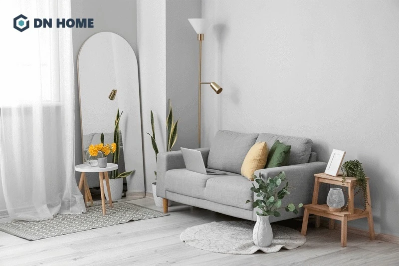 Mẫu gương trang trí có kích thước vừa phải, thiết kế đơn giản phù hợp với phòng khách hiện đại