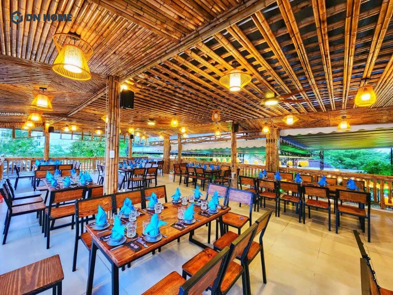 Phong cách mở kết hợp với chất liệu tre tạo nên không gian nahf hàng ấm cúng, gần gũi với thiên nhiên