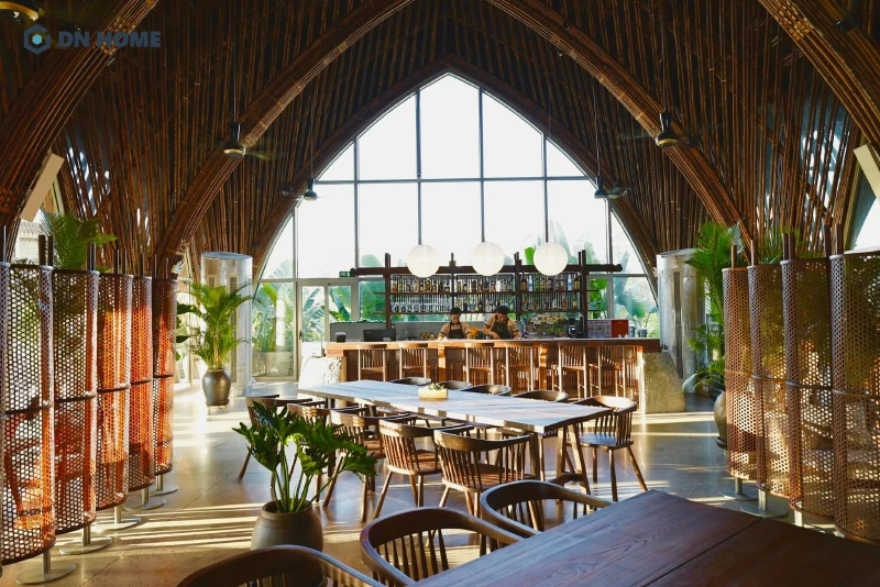 Chất liệu tre thể hiện rõ tinh thần nhiệt đới, thiên nhiên của nhà hàng phong cách Tropical