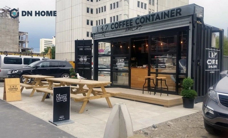 Mẫu quán cafe container vỉa hè mang phong cách trẻ trung, năng động với cách bài trí đơn giản