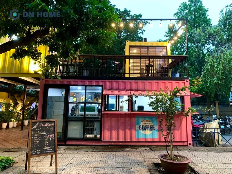 Ánh sáng và biển hiệu là những yếu tố giúp quán cafe container nổi bật hơn, đặc biệt vào buổi tối