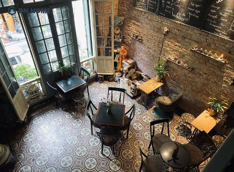 Ánh sáng tự nhiên và gạch bông thể hiện rõ tinh thần vintage trong không gian nội thất quán cafe