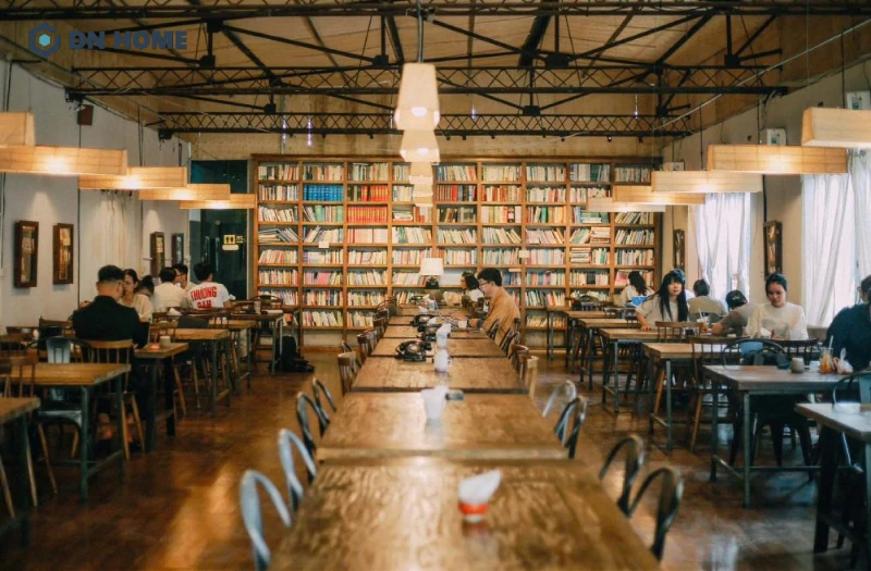 Quán cafe sách hướng đến sự riêng tư với các bàn ngồi tách riêng let thay vì theo từng cụm