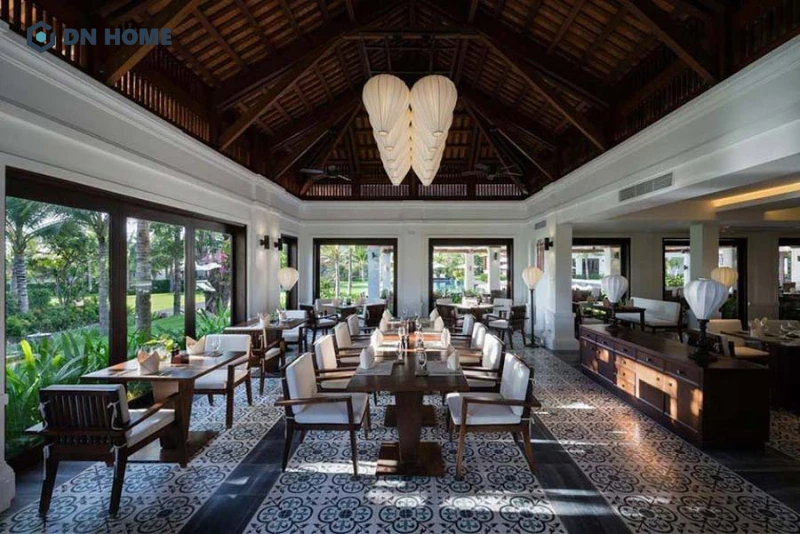 Chất liệu gỗ tối màu được sử dụng chủ đạo trong thiết kế quán cafe Indochine