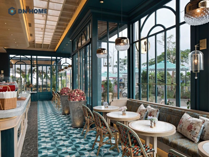 Các chi tiết phào chỉ, kim loại mạ vàng làm không gian quán cafe tân cổ điển thêm quý phái, cao cấp