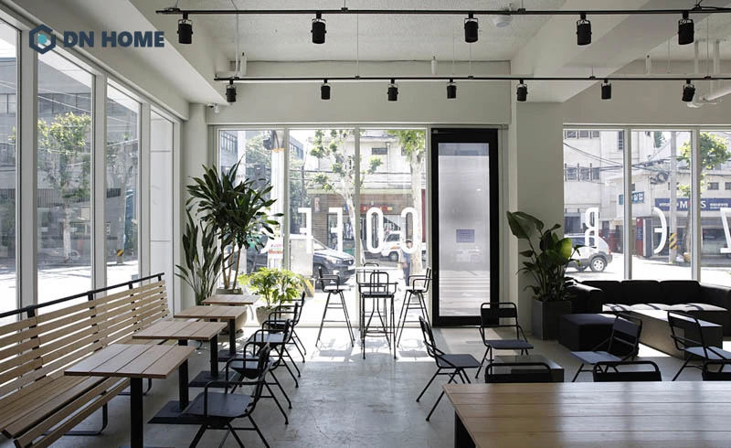 Với mặt tiền quán cafe 10m, chủ đầu tư nên tận dụng tối đa ánh sáng tự nhiên với khung cửa sổ lớn
