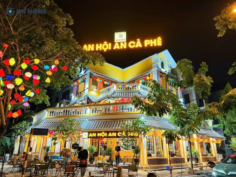 Mẫu thiết kế quán cafe phong cách Hội An với gam tường màu vàng chủ đạo cũng những chiếc đèn lồng đặc trưng