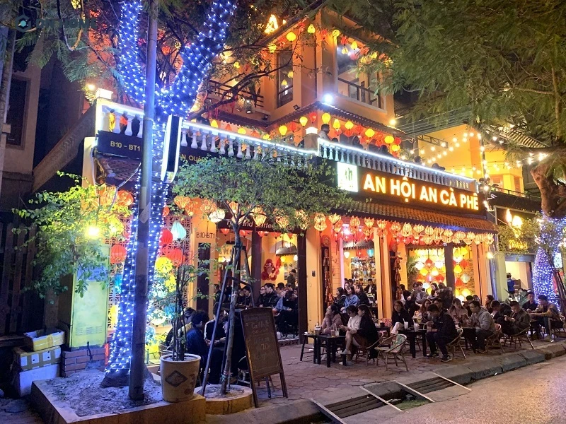 Ánh sáng lung linh khi về đêm của một không gian quán cafe thiết kế theo phong cách Hội An