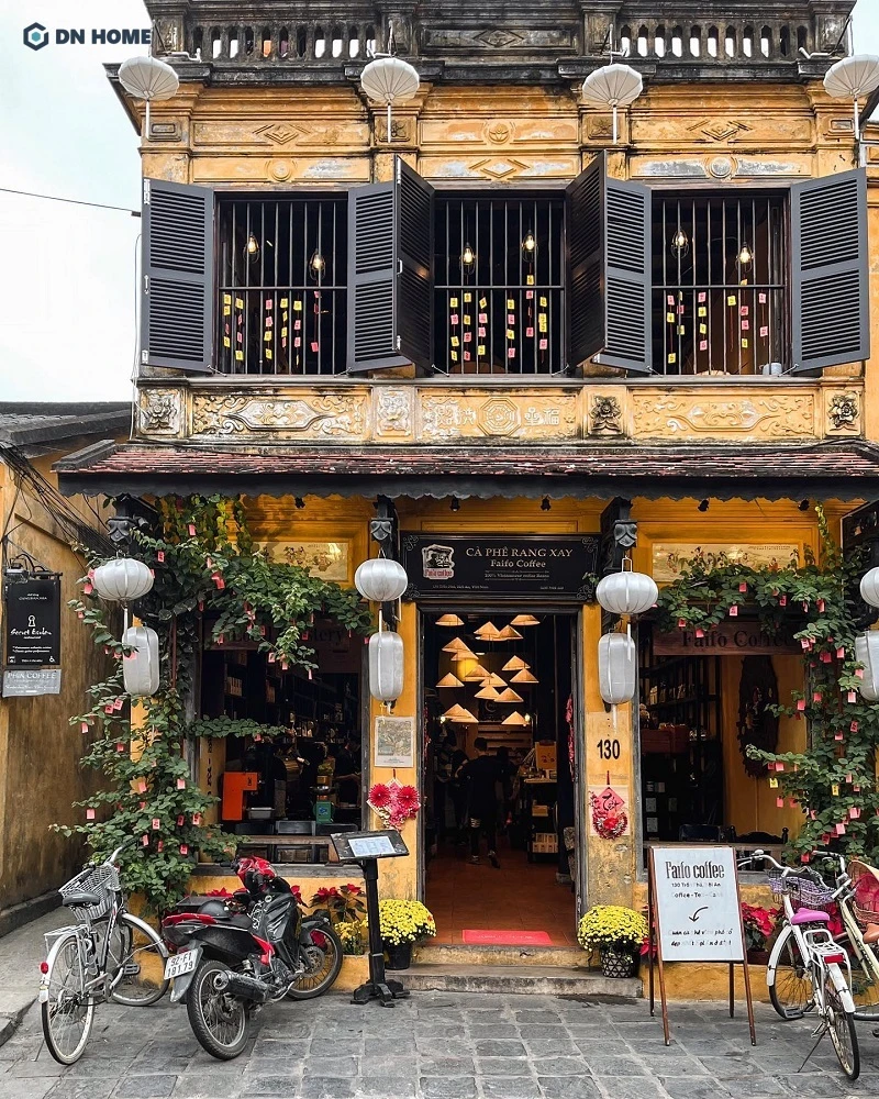 Không gian bên ngoài đậm nét cổ xưa của quán cafe mang phong cách Hội An