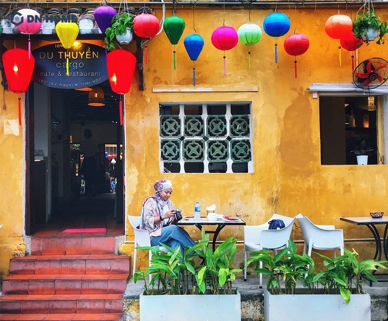 Tường vàng, đèn lồng, nền gạch cổ,... là những yếu tố đặc trưng trong phong cách thiết kế quán cafe Hội An