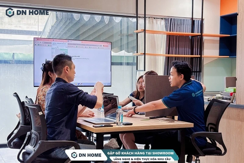 Khách hàng đến showroom của đội ngũ thiết kế, thi công để được tư vấn và trực tiếp xem qua các loại vật liệu