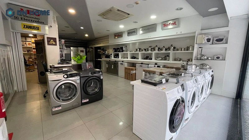 Với cửa hàng quy mô từ 30 - 50m2, việc bố trí không gian khoa học, đảm bảo thẩm mỹ là bài toán khiến nhiều chủ đầu tư đau đầu