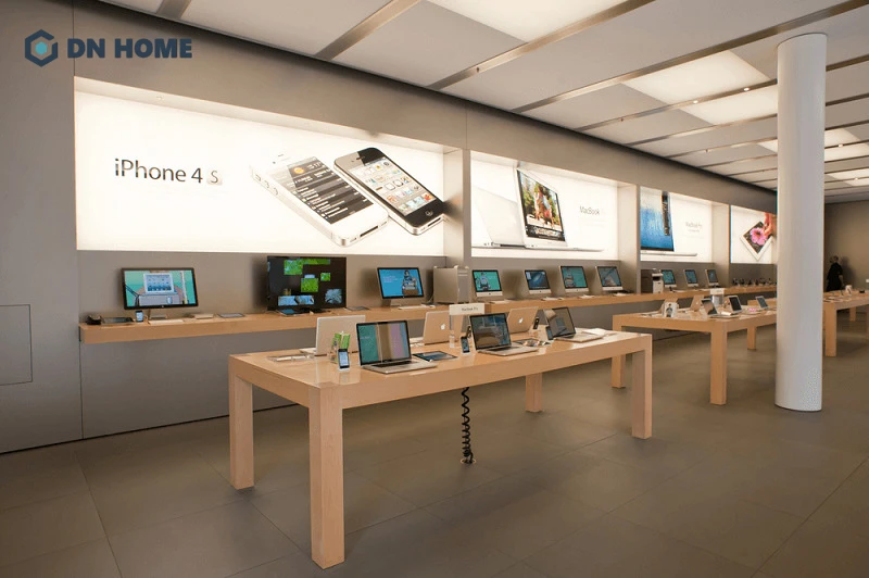 Các kệ trưng bày có đường nét tinh gọn, mang lại cảm hiện đại và rộng rãi cho showroom máy tính