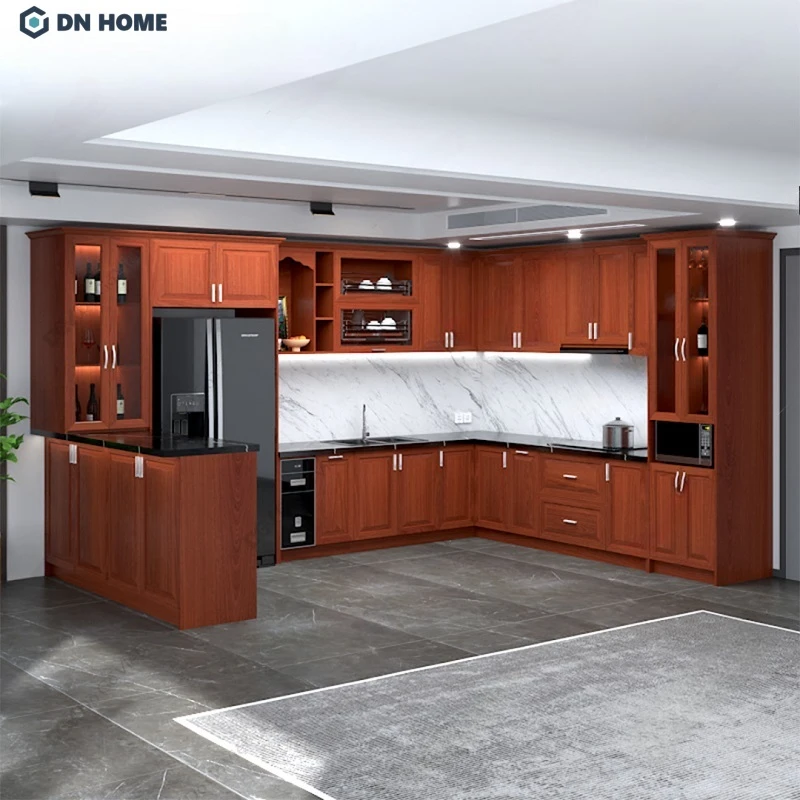 Với thiết kế bao quanh ba mặt, tủ bếp chữ U gỗ Xoan Đào mang lại không gian sử dụng rộng rãi và tiện nghi