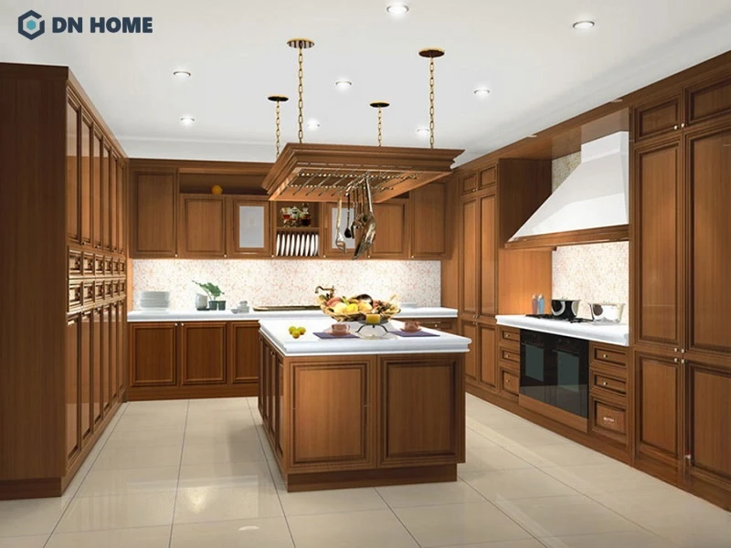 Mẫu tủ bếp chữ U gỗ Xoan Đào cho phép gia chủ dễ dàng bố trí nguyên tắc tam giác vàng - tủ lạnh, chậu rửa, bếp nấu