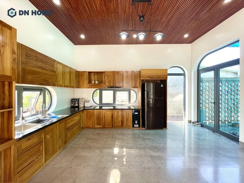 Mẫu tủ bếp gỗ Xoan Đào phong cách tối giản mang đến sự gọn gàng, thoáng đãng cho không gian nấu nướng