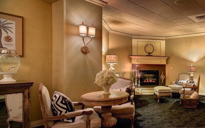 Mẫu thiết kế spa phong cách vintage “ đốn tim” khách hàng 42 Phòng chờ spa được thiết kế phong cách vintage sang trọng, cổ điển