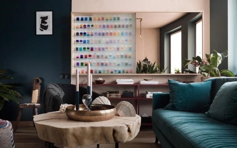 Mẫu thiết kế spa phong cách vintage “ đốn tim” khách hàng 48 Khu vực làm nail được thiết kế cổ điển với ghế sofa màu xanh cổ vịt nhung