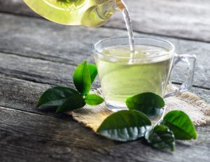 Uống nước trà xanh để giúp giảm cân