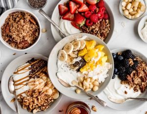 Ăn sữa chua mix hạt và trái cây