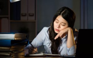 Thức đêm khiến cơ thể sản sinh cortisol gây căng thẳng và béo phì