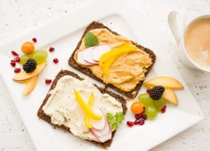 Thực đơn chiến binh với bánh mì và cà phê